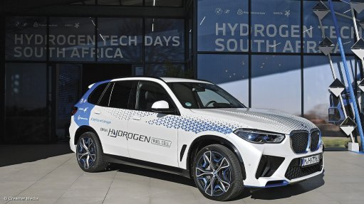 HYDROGEN SHOWCASE: Luxury carmaker BMW has unveiled its BMW iX5 in South Africa, with the aim of showcasing the vehicle’s combined long range and short refuelling times. The BMW iX5‘s 6 kg of hydrogen allows for a 500 km range, with the car’s platinum-based fuel cell using green hydrogen produced by Sasol to produce the clean electricity that powers the quiet drive train. BMW has also installed hydrogen refuelling infrastructure at its Midrand campus in Johannesburg. 