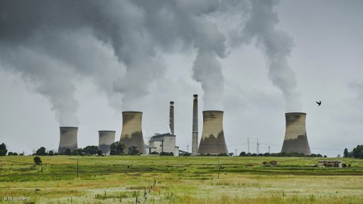 NO CARBON CRUNCH: The Presidency has expressed confidence that South Africa will meet its greenhouse gas emission reduction targets even if it keeps some coal-fired plants, such as the one pictured here, open beyond their current decommissioning dates. “It’s not about stopping decommissioning,” Rudi Dicks, head of the project management office in the Presidency, said last month. “It’s about delaying decommissioning until we have sufficient generating capacity and reserve margins.” Photograph: Bloomberg
