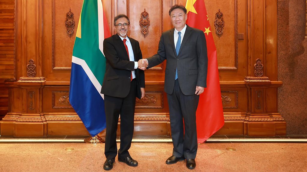 Trade, Industry and Competition Minister Ebrahim Patel and Chinese Minister of Commerce Wang Wentao