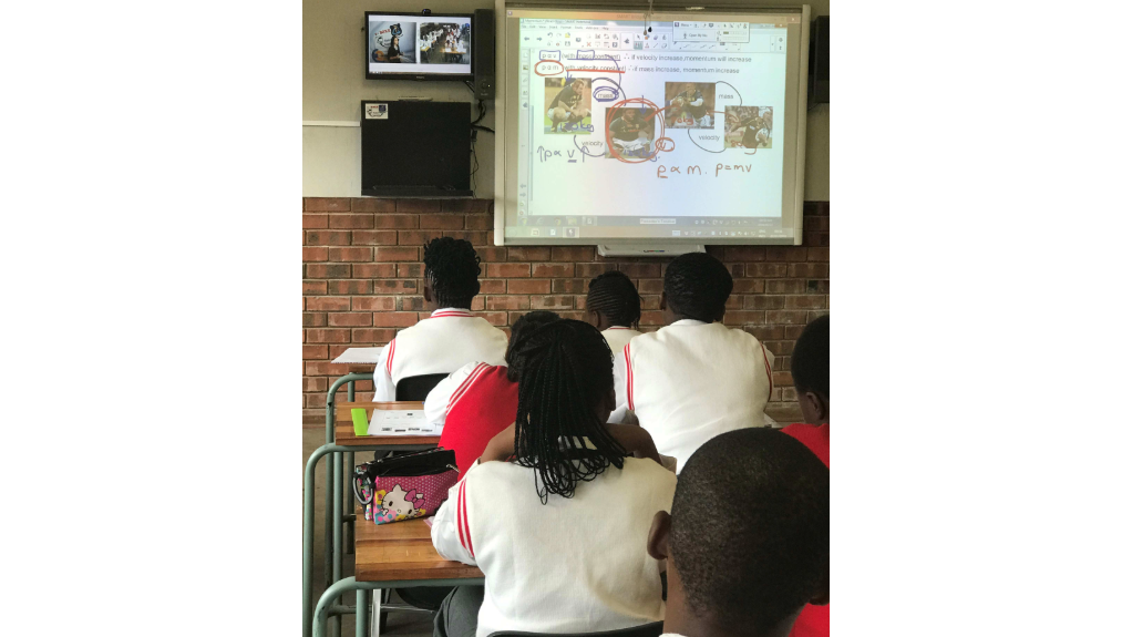 An image of school pupils using the Ligbron eLearning tool