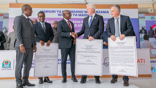 KAHAMA REFINERY LICENCE
Lifezone CEO Chris Showalter receives the Kahama refinery licence with a handshake from Tanzania Minerals Minister Anthony Mavunde