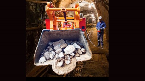 Image of a miner underground with the EL300R electric remote-controlled loader from Salzgitter Mzansi