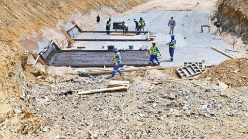 Image of construction under way at Sir Lowry's Pass