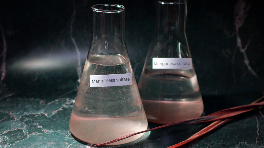 Image manganese sulphate in test tubes