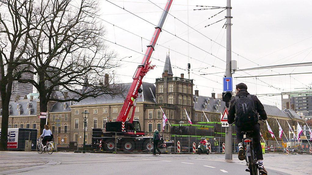 Image of heavy lifting equipment in an urban setting