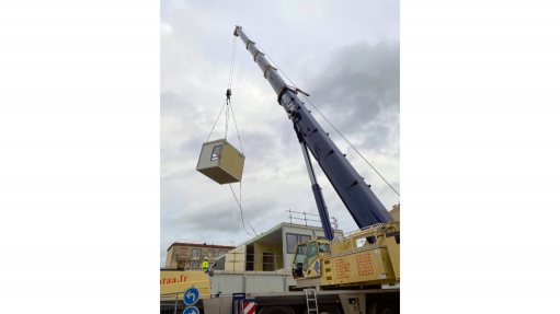 Lifting company deploys new crane for French hospital expansion