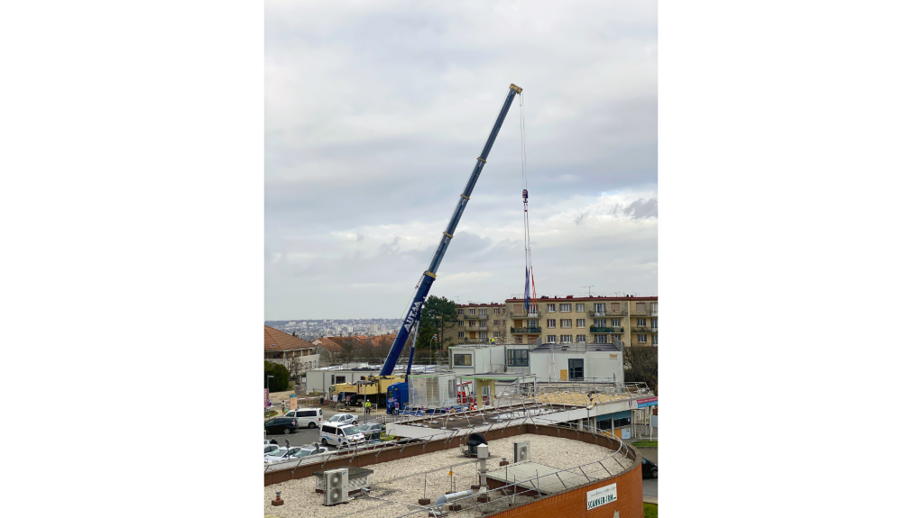An image of the cranes on the jobsite at the Saint Camille hospital