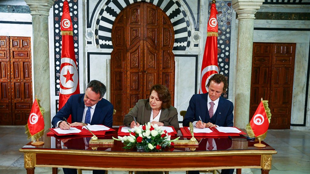 An image showing TE H2 and VERBUND signing a memorandum of understanding with Tunisia to study the implementation of a large green hydrogen project, H2 Notos 

