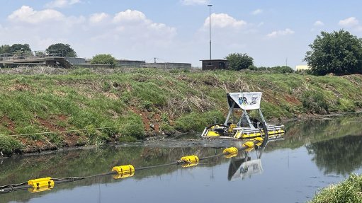 Mounted on a purpose-designed pontoon, the SlurrySucker Maxi was drawn from across the 250 m long dams using ropes and a winching system