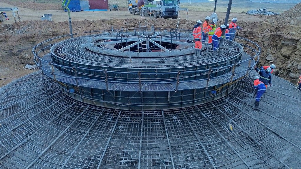 More complex in design and execution, the hollow foundation allows for the inclusion of ducts and facilitates the post-tensioning of cables for the concrete tower.