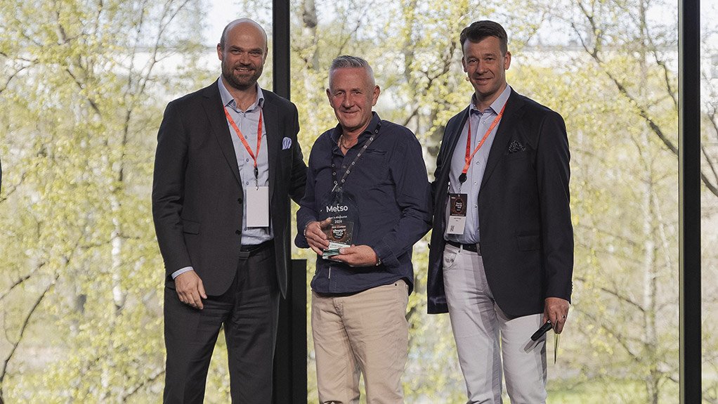 Sandro Scherf, CEO of Pilot Crushtec, receiving the award for Best in Aftermarket 2024