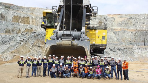 High-level representatives from Anglo American Platinum and Komatsu at the P&H 4800XPC’s official unveiling at Mogalakwena. The machine will enable the site to increase productivity while setting new standards in emissions reduction