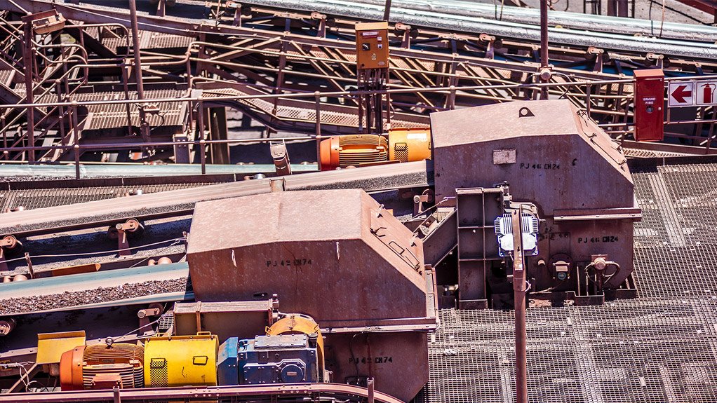 Weba conveyor onto conveyor transfer chutes at an iron ore mine