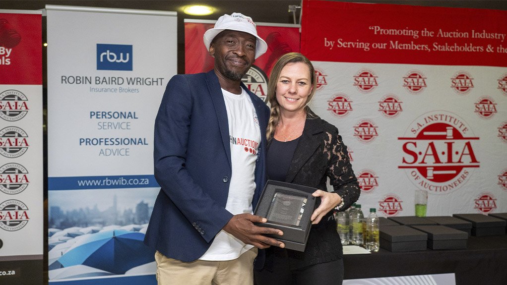 Tsitso Setai received the SAIA Transformation Award from Sonja Styger