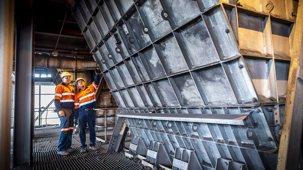 A Weba screen and underpan transfer chute discharging onto a conveyor at a coal mine