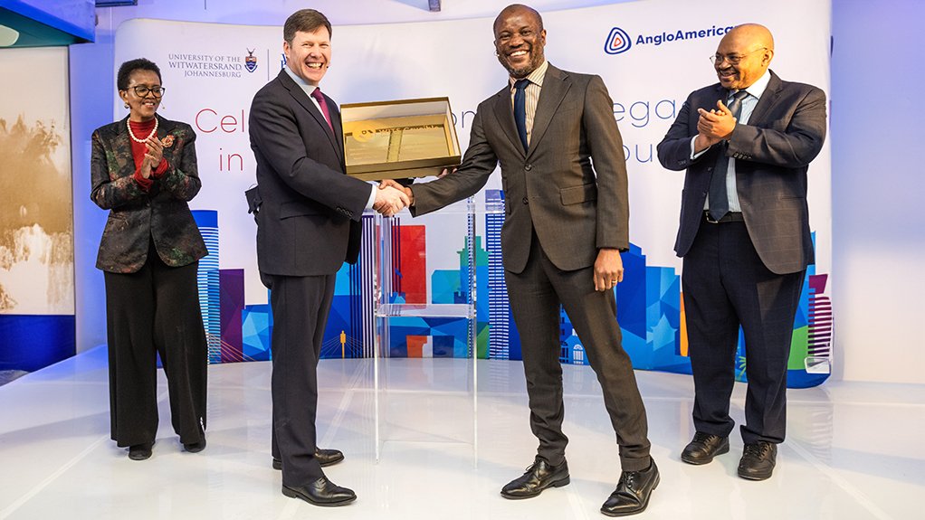 Duncan Wanblad shaking hands with Wits University vice-chancellor Professor Zeblon Vilakazi at the hand over of Anglo’s 47 Main Street, Johannesburg building, to Wits Business School (WBS), with Anglo chairperson Nolitha Fakude (left) and  WBS head Prof Maurice Radebe (right).