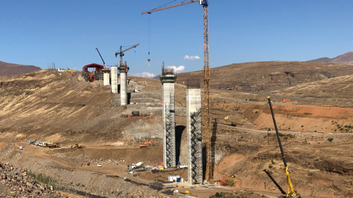 Image of construction under way at the Senqu bridge at the LHWP