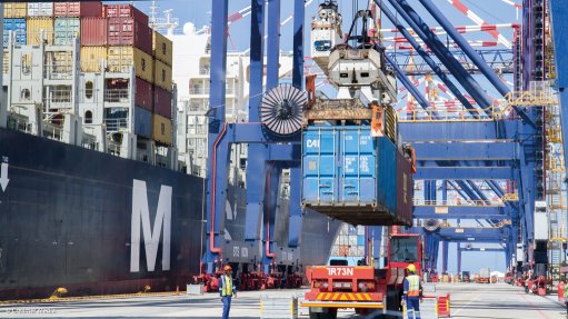 Port of Nqura laoding container on truck