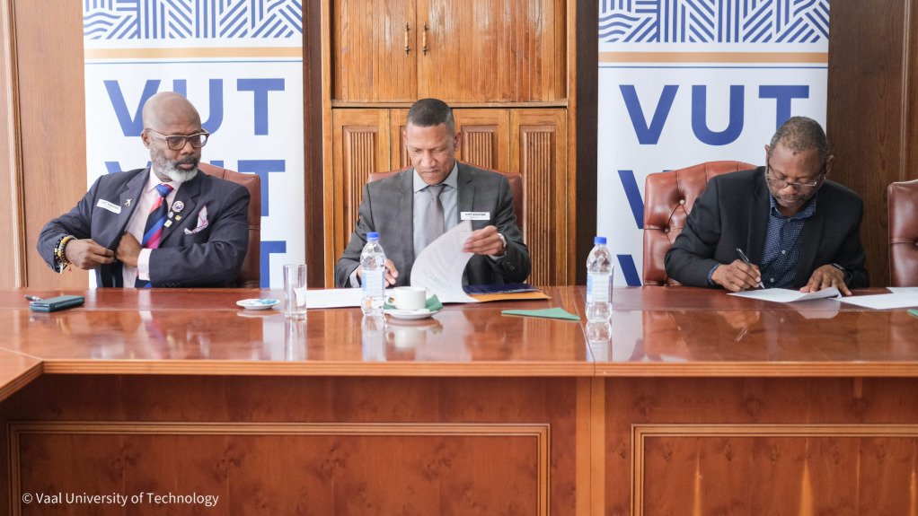 CILT International global president chief Teete Owusu-Nortey, CILTSA president Elvin Harris and VUT vice-chancellor and principal Professor Khehla Ndlovu