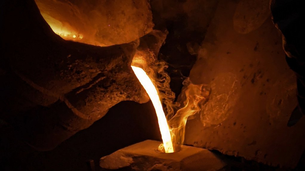 The above image depicts the pouring of an N’GENIUS Series grade from furnace into ladle at Furniss & White 