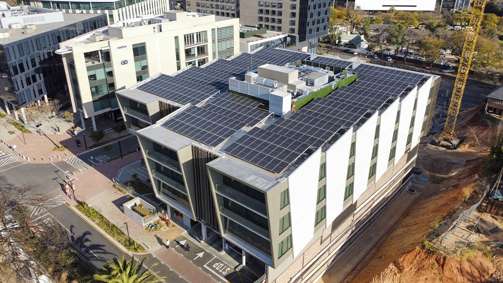 To achieve a Green Star South Africa Net-Zero Carbon Level 1 score, 7 Parks Boulevard generates all the energy required by the base building, harnessing renewable energy, with a solar photovoltaic generation system on the roof