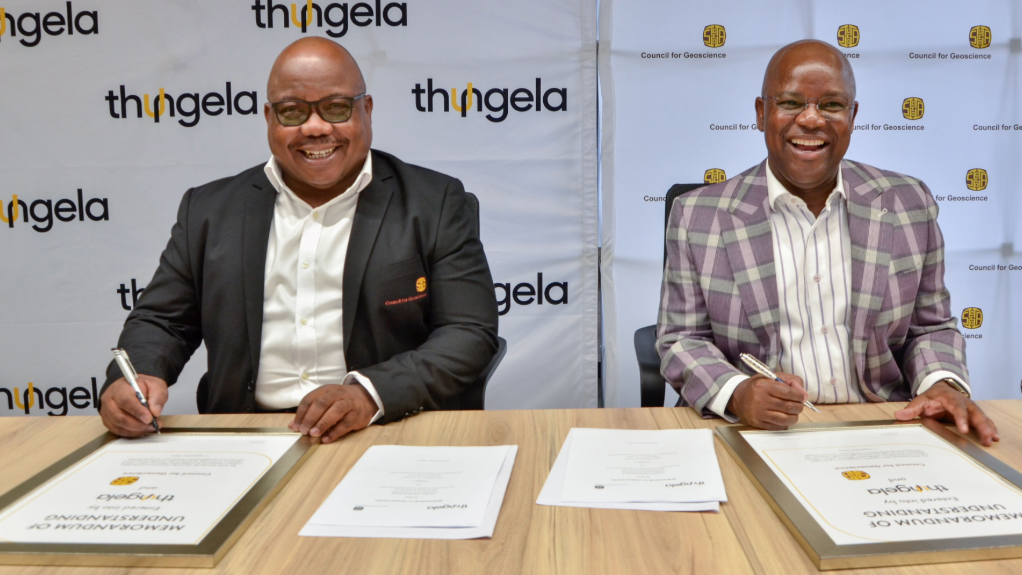 CGS CEO Mosa Mabuza (left) and Thungela CEO July Ndlovu signing the MoU