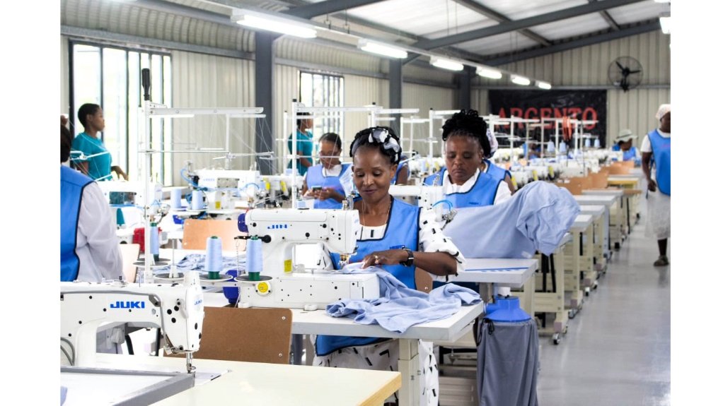 An image showing Argento Clothing machinists Senzeni Maphumulo and Nokukhanya Ntuli 