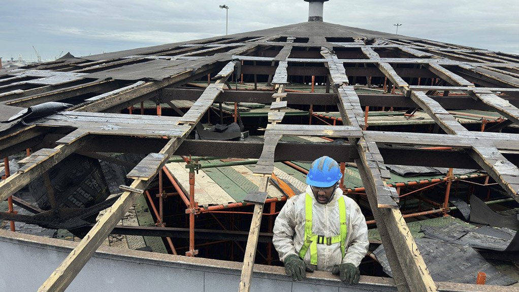 Acting on behalf of a provider of unique hydrocarbon solutions, TROTECH successfully converted a molasses tank into a heavy-fuel oil tank by replacing its wooden roof with a new steel cone roof with rafters