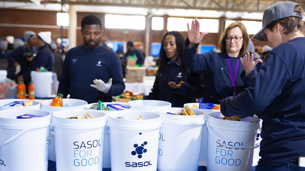 An image of Sasol employees packing hampers