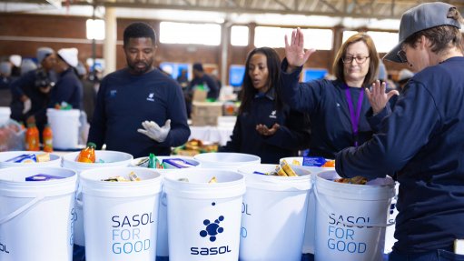 An image of Sasol employees packing hampers