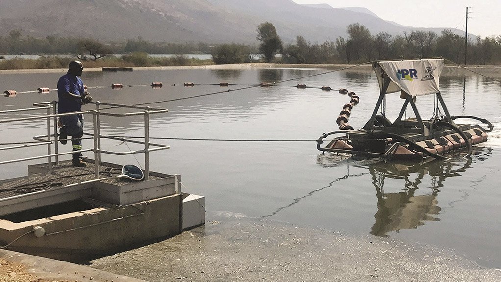 The SlurrySucker can be remotely operated, keeping personnel at a safe distance from the water’s edge