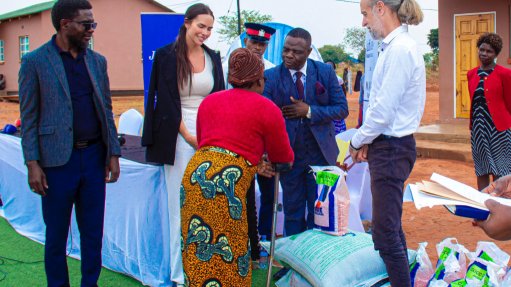 An image showing Ndola district commissioner Joseph Phiri, Makor Resources CEO Brooke Bibeault and Jubilee Metals MD Ricus Grimbeek distributing Compound-D and Urea fertiliser, along with drought-tolerant maize seedings, to beneficiaries across the Munkulungwe ward in Ndola 