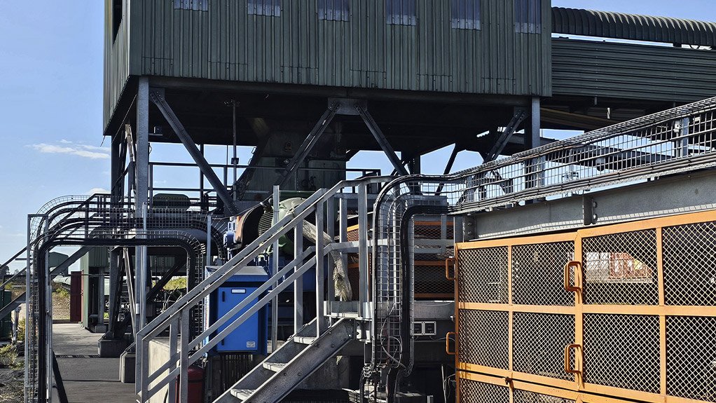 Weba’s transfer chute at a coal mine, designed to reduce dust emissions and maintain smooth material flow, keeping the surrounding environment clean