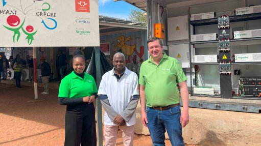 An image showing Isabella Nomvela, UJ Faculty of Engineering and the Built Environment executive dean Prof Daniel Mashao, and Hennie Smith 