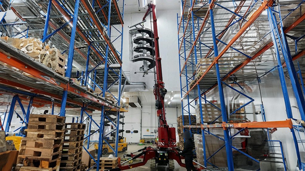 EMISSIONS FREE
The fully electric compact cranes from Hoeflon are ideal for operating indoors, where diesel emissions need to be avoided for health and safety purposes