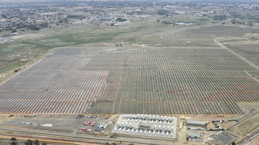 GREENER GOLD: DRDGOLD’s R2.8-billion Tshedza hybrid electricity project in Ekurhuleni, comprising over 133 000 solar panels and 43 batteries, is providing the Ergo gold tailings retreatment operation with decarbonised, reliable and cost effective power. The Ergo plant requires stable electricity to treat gold-bearing slurry that comes into the Brakpan facility from as far afield as Soccer City, some 50 km away. Photograph: Creamer Media Chief Photographer Donna Slater
