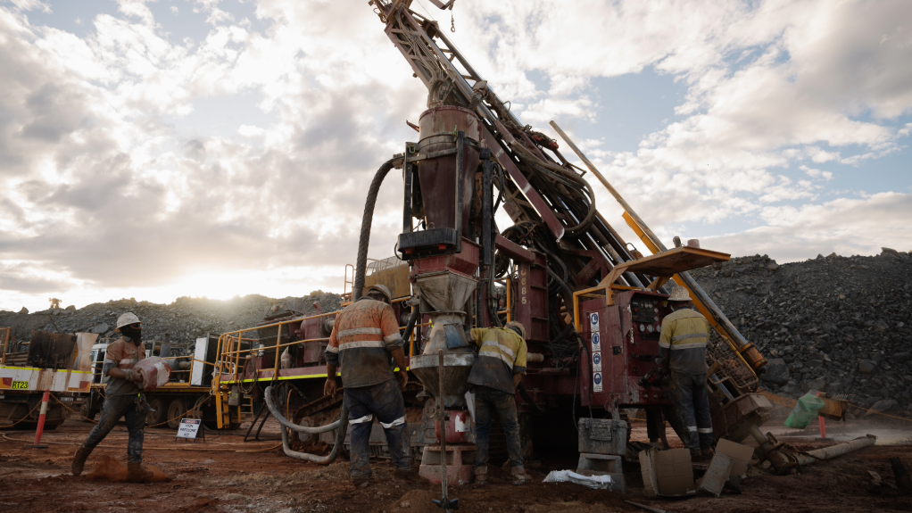 IMAGE OF DRILL RIG AT THE DALGARANGA GOLD PROJECT