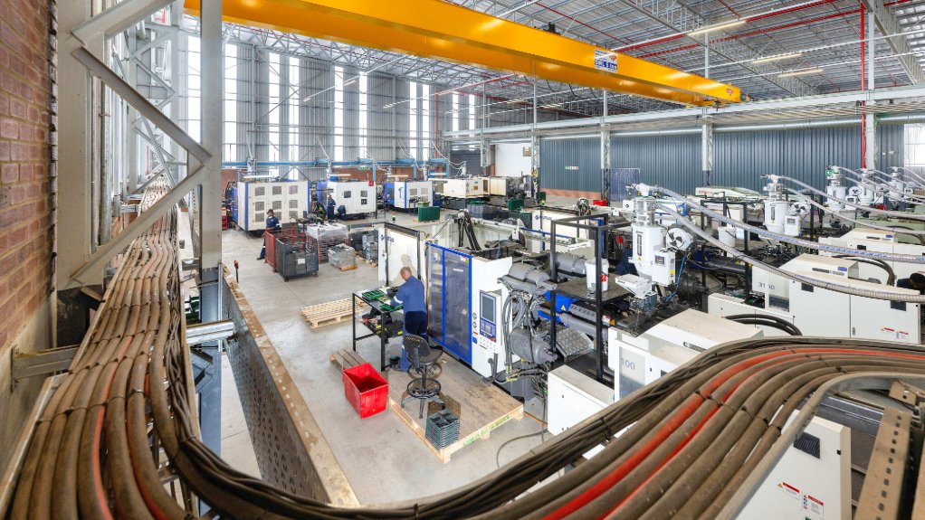 Multotec’s screening media factory has 2 new polyurethane injection moulding machines boosting production capacity by 25%.
08 Multotec’s new factory will continue to produce high-quality screening media