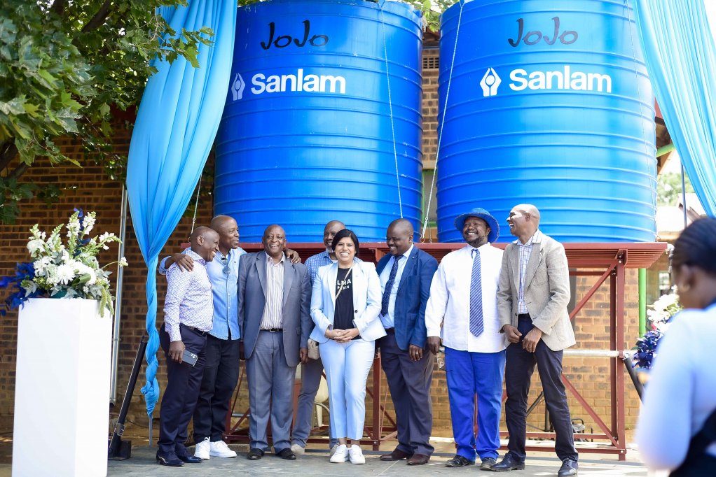 Image of Sanlam's water storage tank installation at Rebongwe Primary School in Soweto