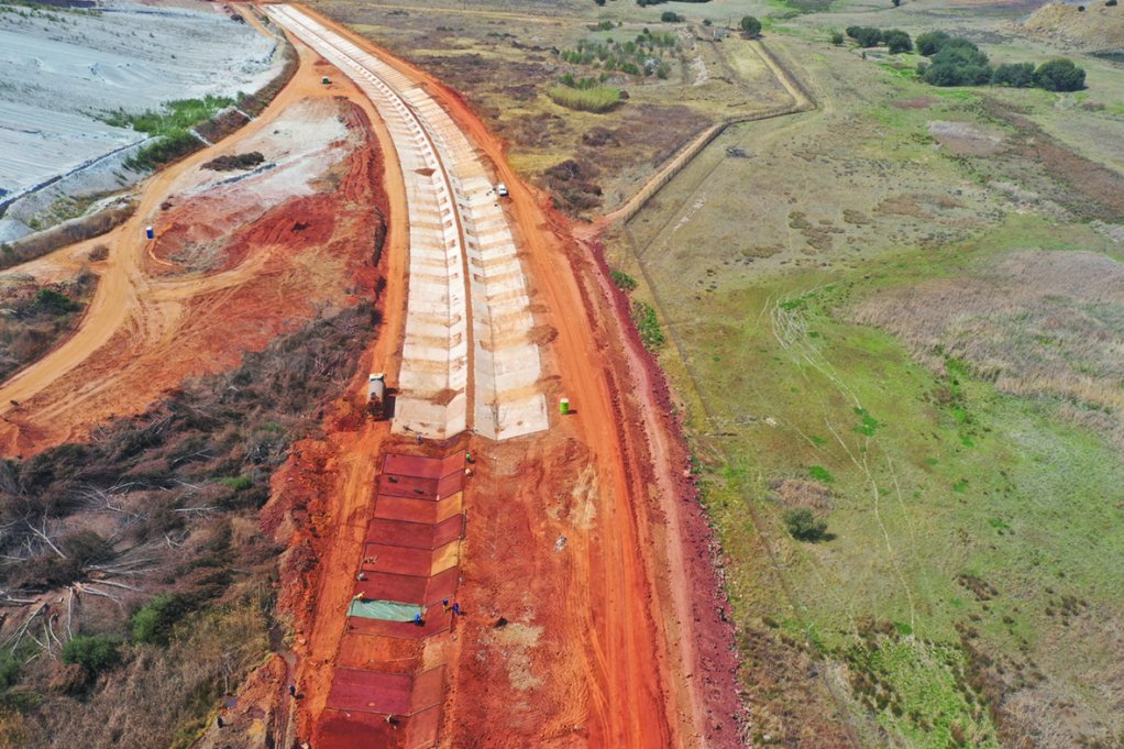 Another aspect of the Kendal ADF project is the 16 km of V-shaped water channels, comprising 8 km of channels for clean water and 8 km for polluted water which run side by side. Image shows these under construction. 