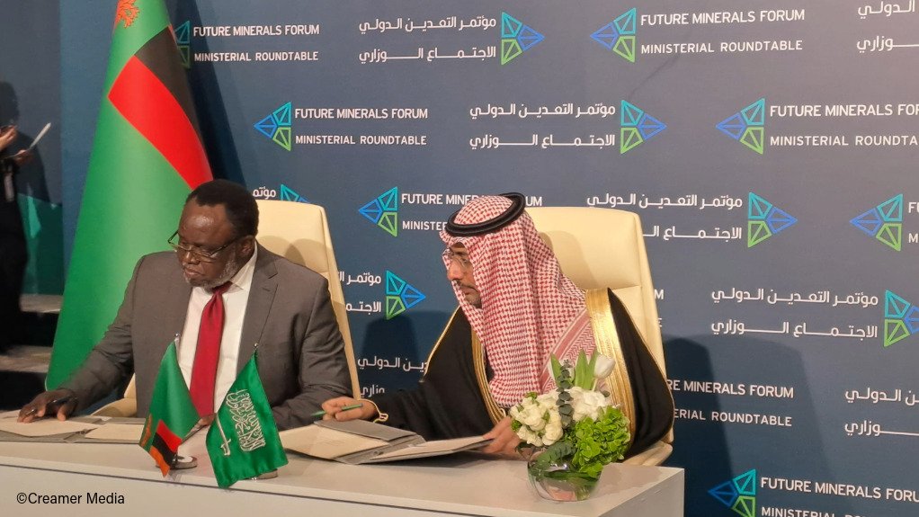 Zambia Mines and Minerals Development Minister Paul Kabuswe and Saudi Arabia Minister of Industry and Mineral Resources Bandar Ibrahim Alkhorayef sign an MoU during the Future Minerals Forum 2025