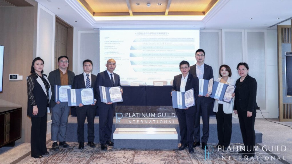 a group of delegates holding the signed Declaration for Responsible and Sustainability Principles of China’s Platinum Jewellery Industry