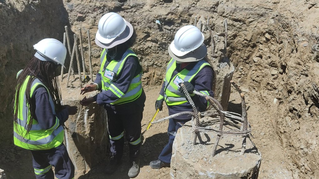 Concor’s commitment at Conradie Park goes beyond construction with ongoing upliftment of the local skills base through on-site training. Here learners are preparing for setting out for blinding