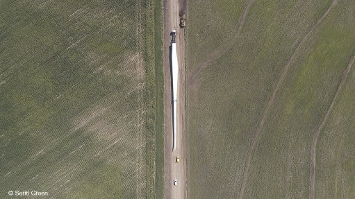 HIGH-ENERGY LOGISTICS:Seriti Green’sUmmbila Emoyeni Wind Energy Facility in Bethal, Mpumalanga, has taken delivery of nine turbines, including 27 blades and other components that were transported to site from the Port of Richards Bay along the N2. The convoy, managed by Vanguard, was 335-m long and took three days to complete.Road modifications along the N2 were implemented to ensure that the turbine blades could be transported safely.
