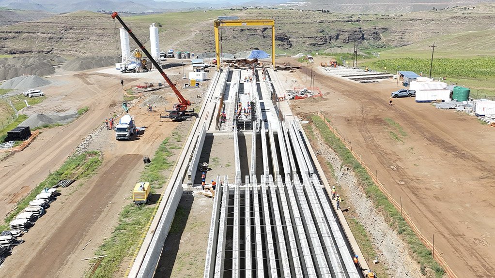 Precast beams are being manufactured on site close to the project’s concrete batching plant, allowing the beams to be transported just 1 to 2 km to the bridges