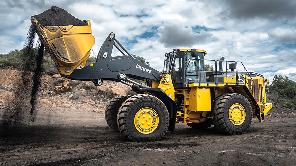 POWERFUL FUEL EFFICIENCY
The E-Drive system enables the 944 X-Tier to consume 13% to 33% less fuel compared with traditional drive loaders in typical applications
