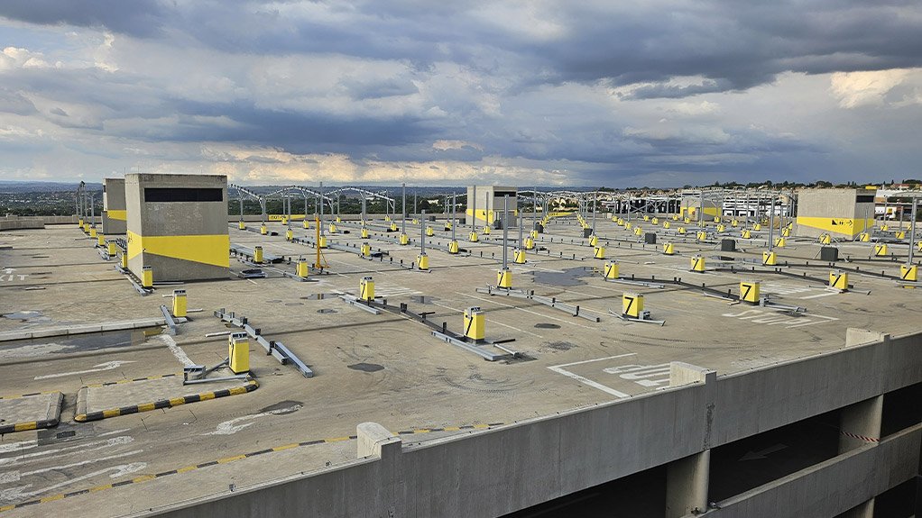 As part of the scope, a steel structure is being constructed to support an 10 200 m² PV installation on the Northeastern rooftop parking area