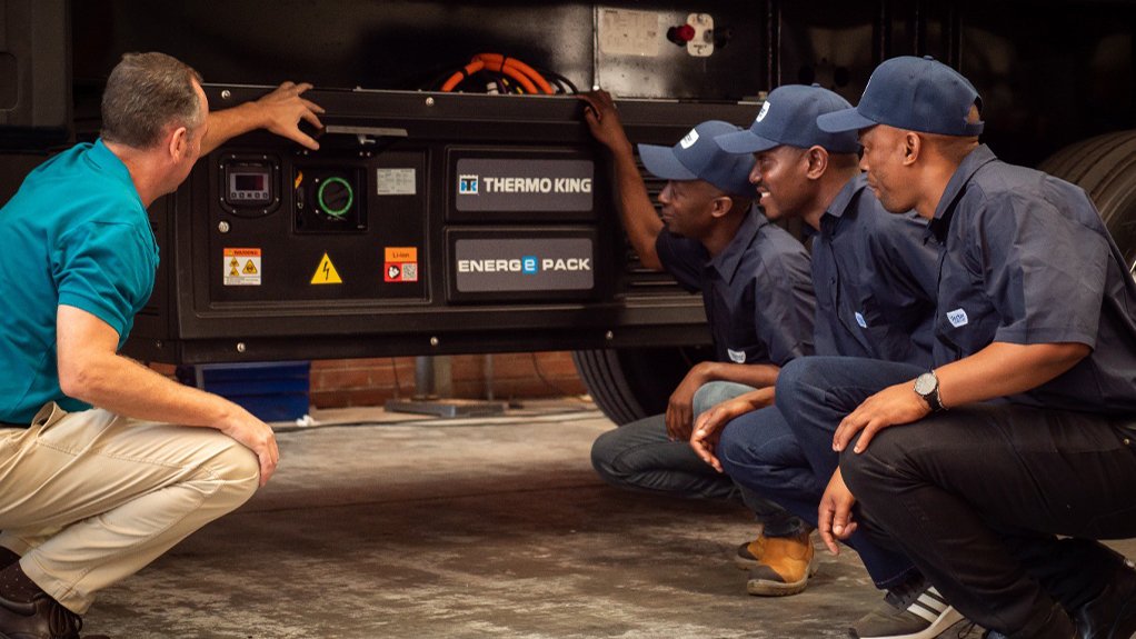 Jaco Smith (far left) familiarising the drivers with “EnergE pack” on the Battery Electric Vehicle (BEV) Volvo truck with solar powered trailer.
Rennie Baloyi, Kagiso Seune, Petrus Molatlhioa (far right)
