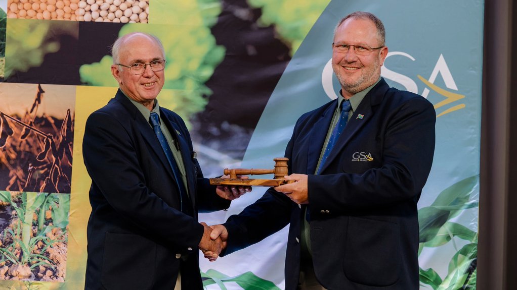 Grain SA outgoing chairperson Derek Mathews and incoming chairperson Richard Krige