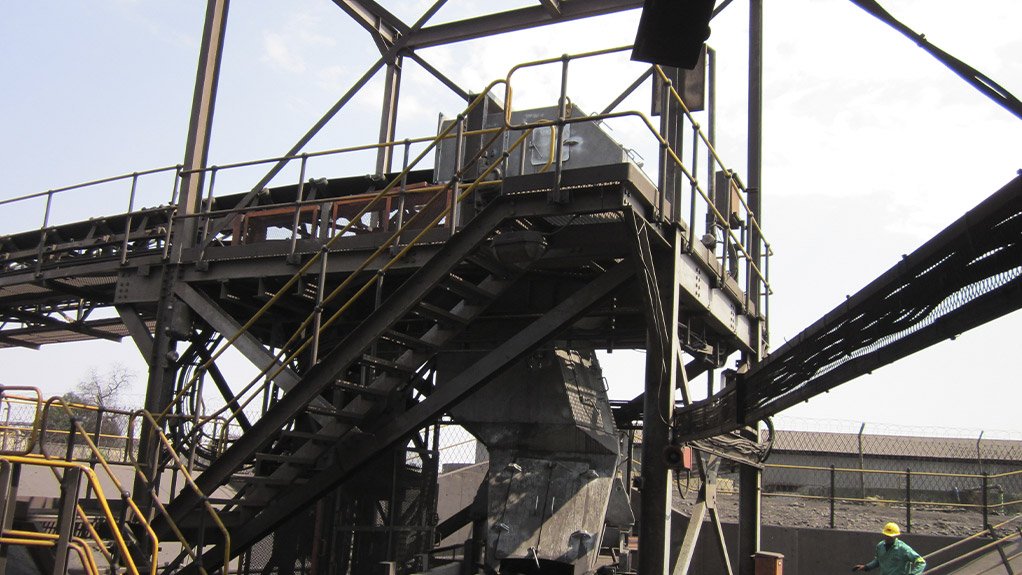 Installed at a manganese mine, this Weba transfer chute highlights the importance of optimal positioning and engineering to prevent material choking and belt misalignment